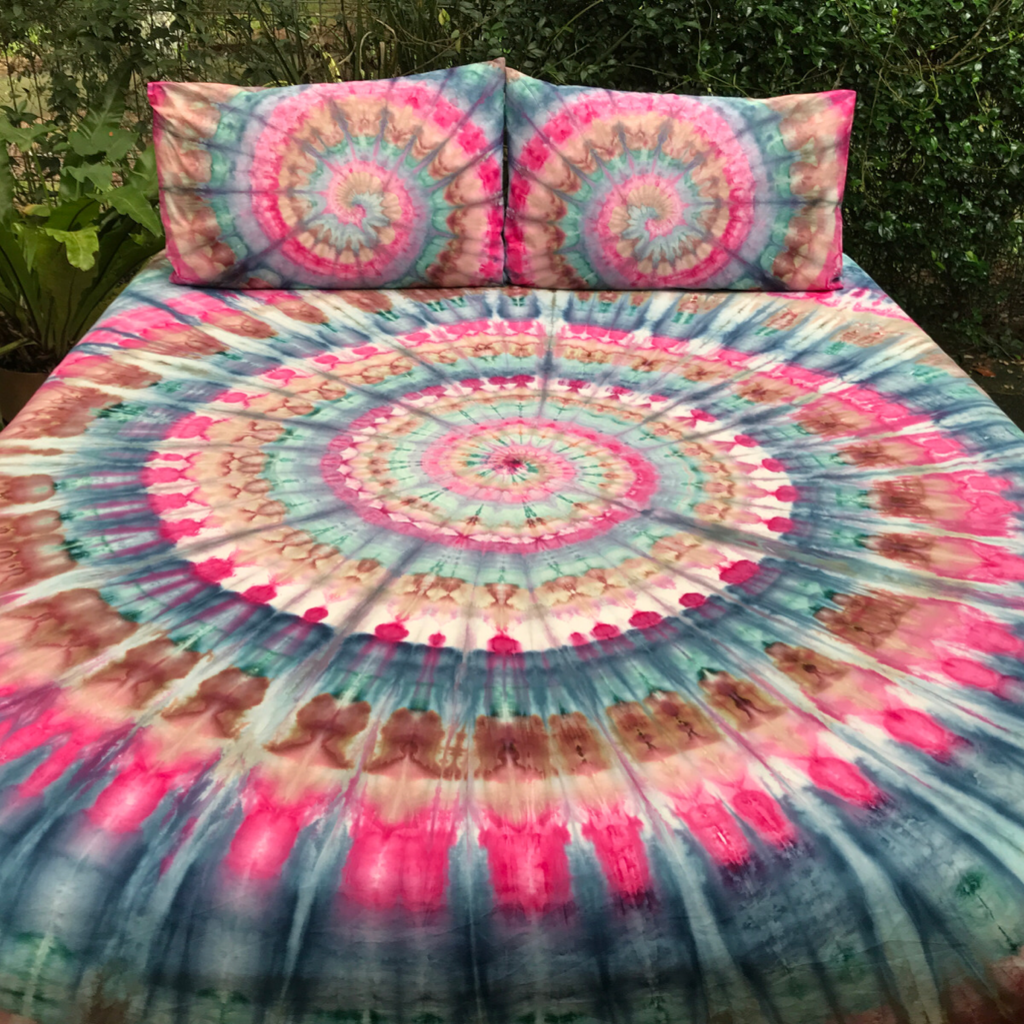 Fuchsia Pop tie dyed throw set