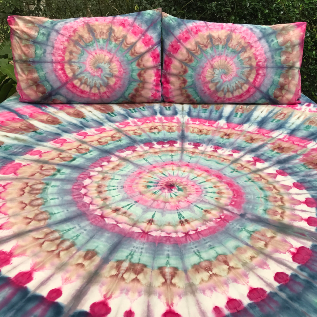 Fuchsia Pop tie dyed throw set